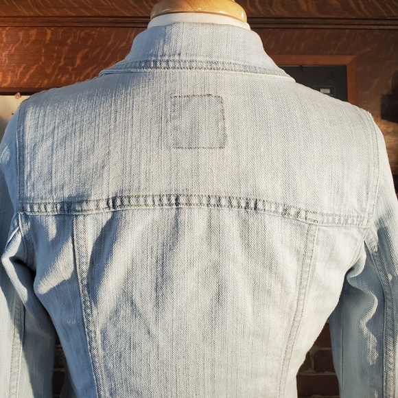 🍂🍁🍂Old Navy light wash jean jacket. X-small.Fall.POCKETS! 2 inside 2 outside. - Picture 2 of 14